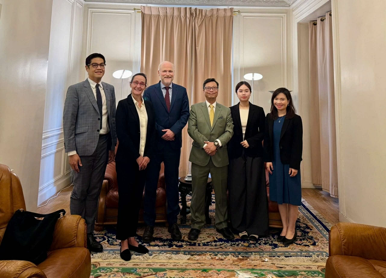 Đại sứ Việt Nam tại Pháp Trịnh Đức Hải làm việc với đại diện OECD
