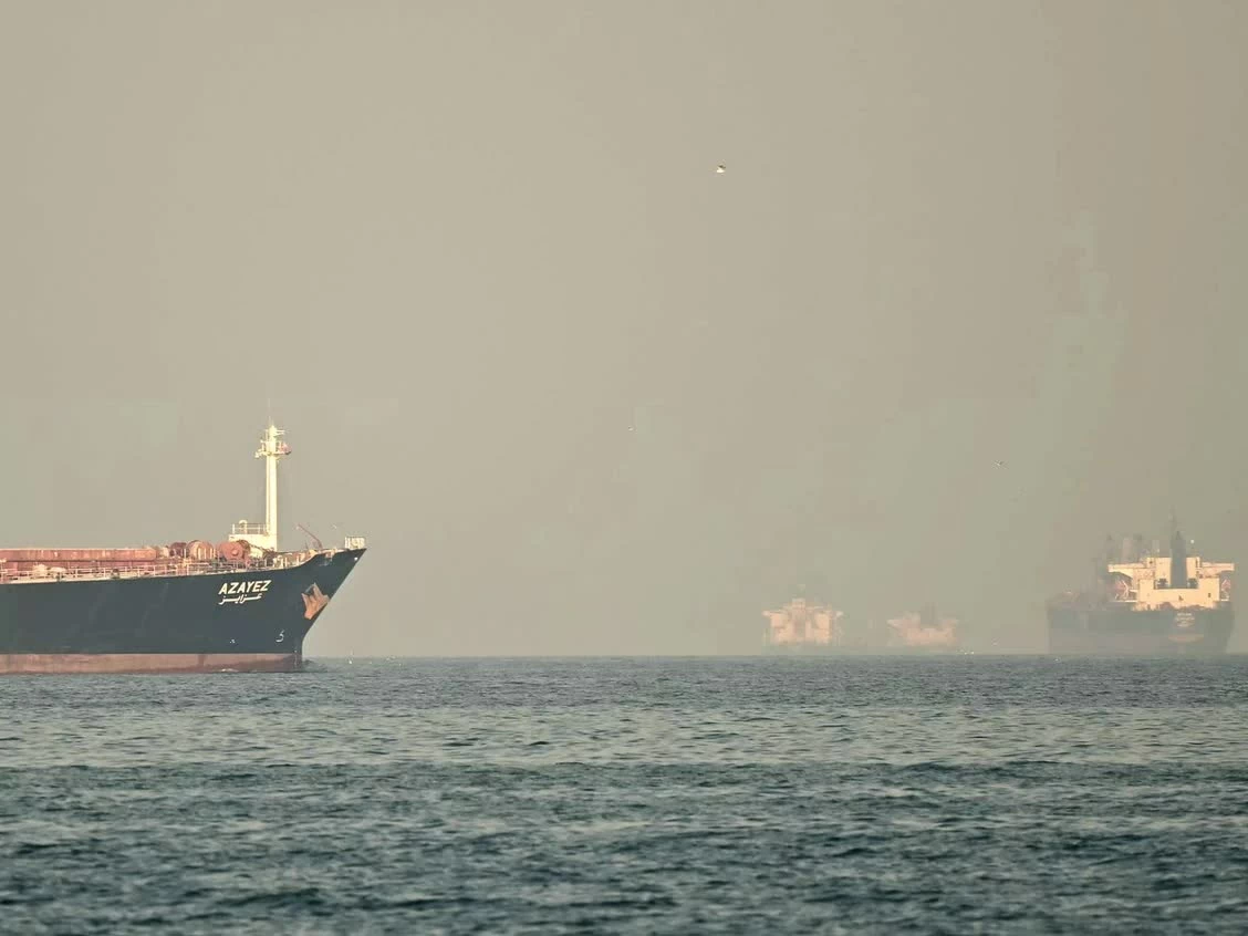 Ba siêu tàu chở dầu của Trung Quốc và Hy Lạp đi qua eo biển Hormuz