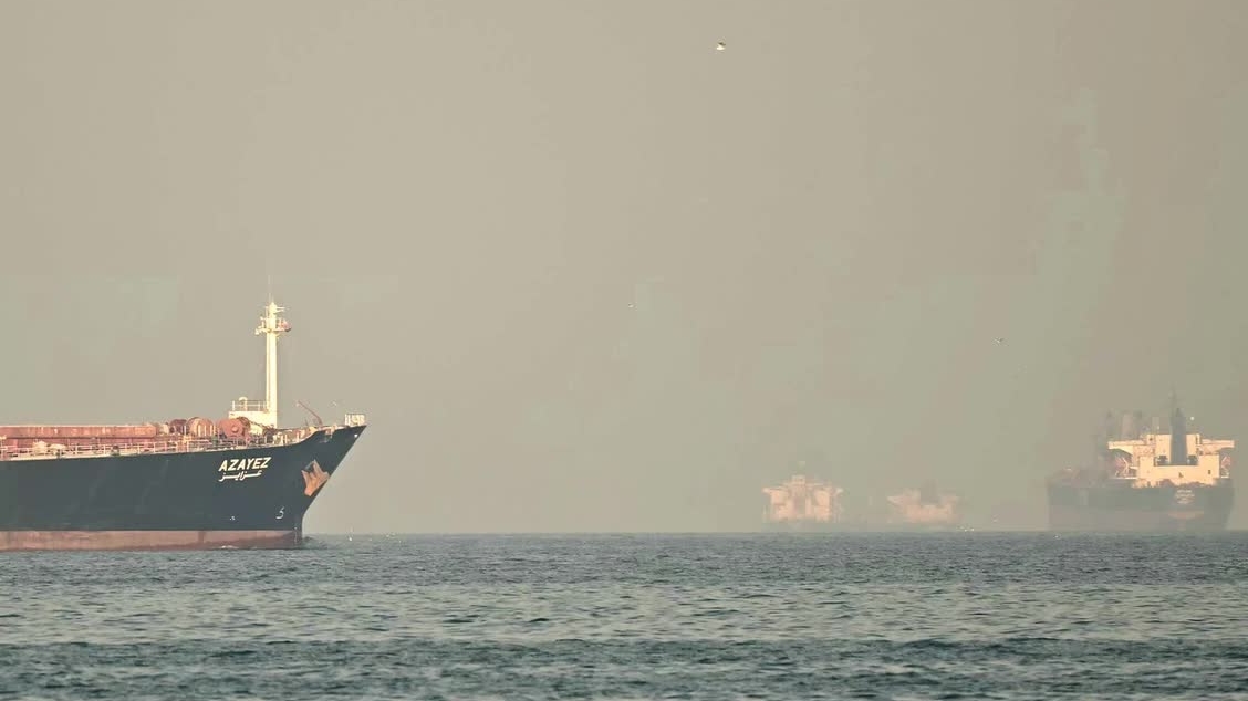 Ba siêu tàu chở dầu của Trung Quốc và Hy Lạp đi qua eo biển Hormuz