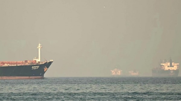 Ba siêu tàu chở dầu của Trung Quốc và Hy Lạp đi qua eo biển Hormuz