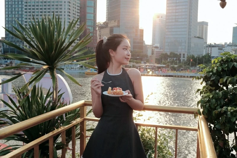 Bảo Nghi (22 tuổi, Phường Cầu Kiệu) chia sẻ, lần đầu tiên trải nghiệm ngắm hôn trên sông không nghĩ Sài Gòn lại có một góc yên bình như vậy