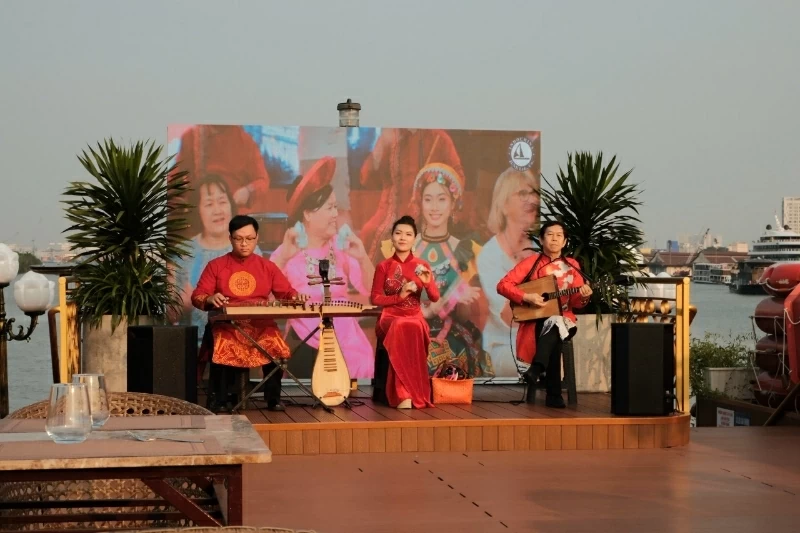 Trà chiều 'lên thuyền': Trend chill mới giữa lòng Sài Gòn