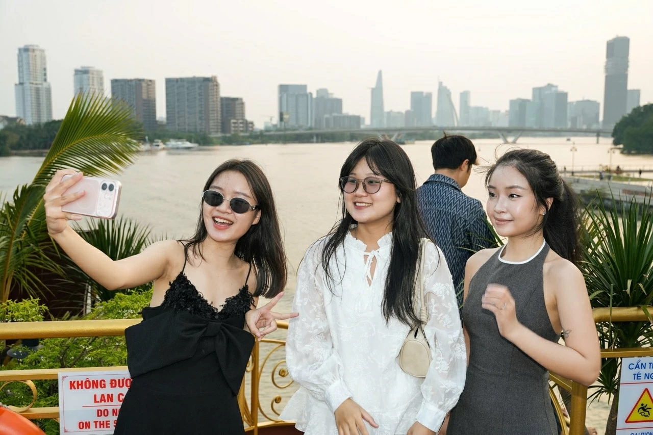 Trà chiều lên thuyền: Trend chill mới giữa lòng Sài Gòn Trà chiều lên thuyền: Trend chill mới giữa lòng Sài Gòn