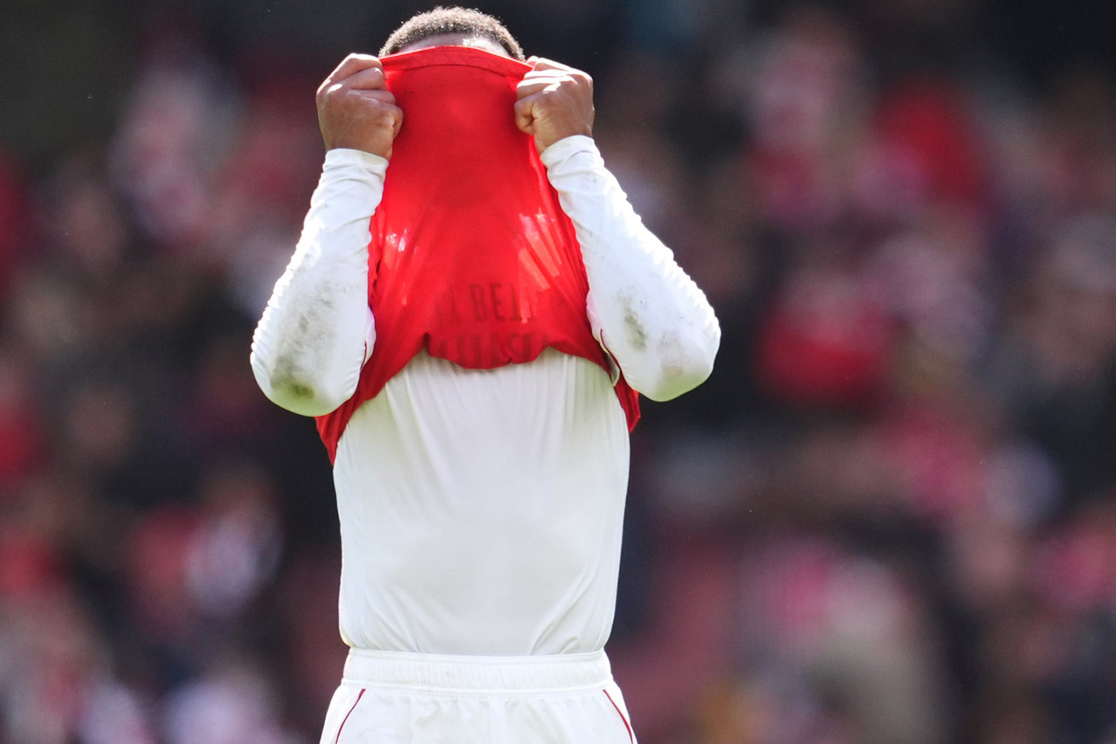 Arsenal thua Bournemouth 1-2: Mikel Arteta bị đấm vào mặt