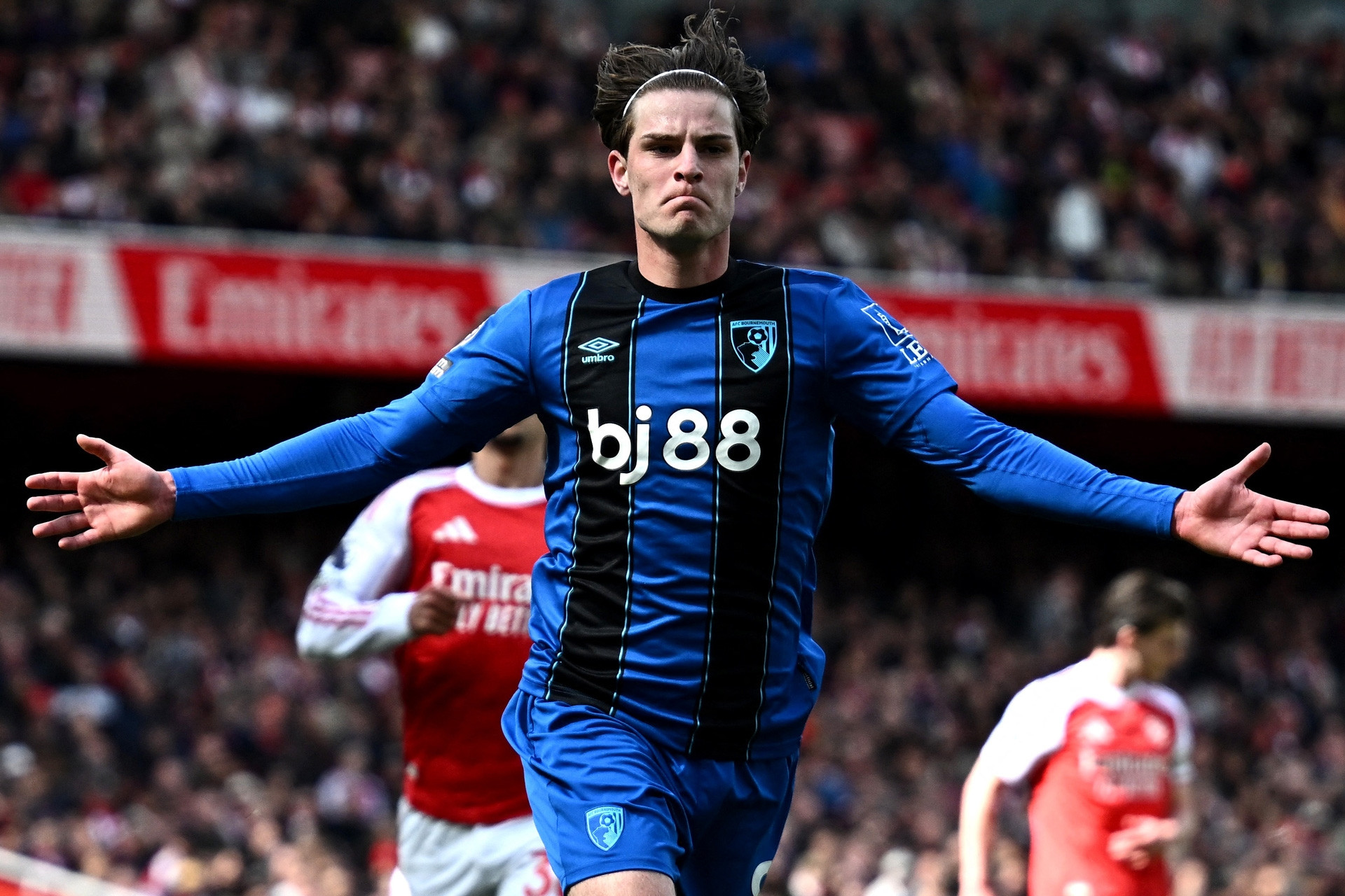 Arsenal thua Bournemouth 1-2: Mikel Arteta bị đấm vào mặt