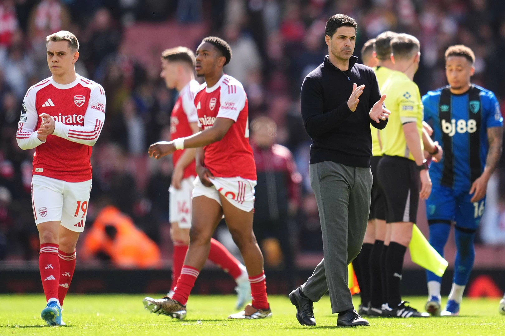 Arsenal thua Bournemouth 1-2: Mikel Arteta bị đấm vào mặt