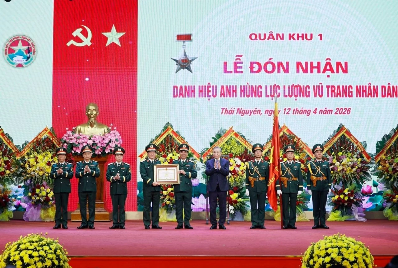 Tổng Bí thư, Chủ tịch nước Tô Lâm trao Danh hiệu Anh hùng Lực lượng vũ trang nhân dân tặng Quân khu 1. (Nguồn: TTXVN) Tổng Bí thư, Chủ tịch nước Tô Lâm trao Danh hiệu Anh hùng Lực lượng vũ trang nhân dân tặng Quân khu 1. (Nguồn: TTXVN)