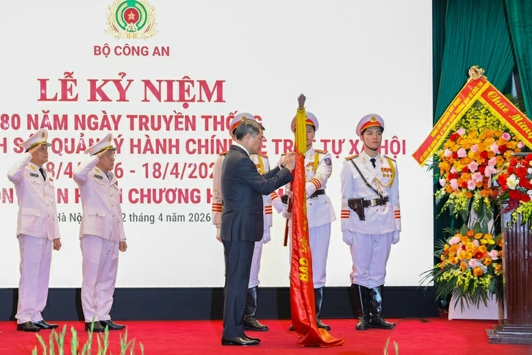 Thủ tướng Lê Minh Hưng gắn Huân chương Hồ Chí Minh lên Cờ truyền thống của lực lượng cảnh sát quản lý hành chính về trật tự xã hội. (Nguồn: VGP)