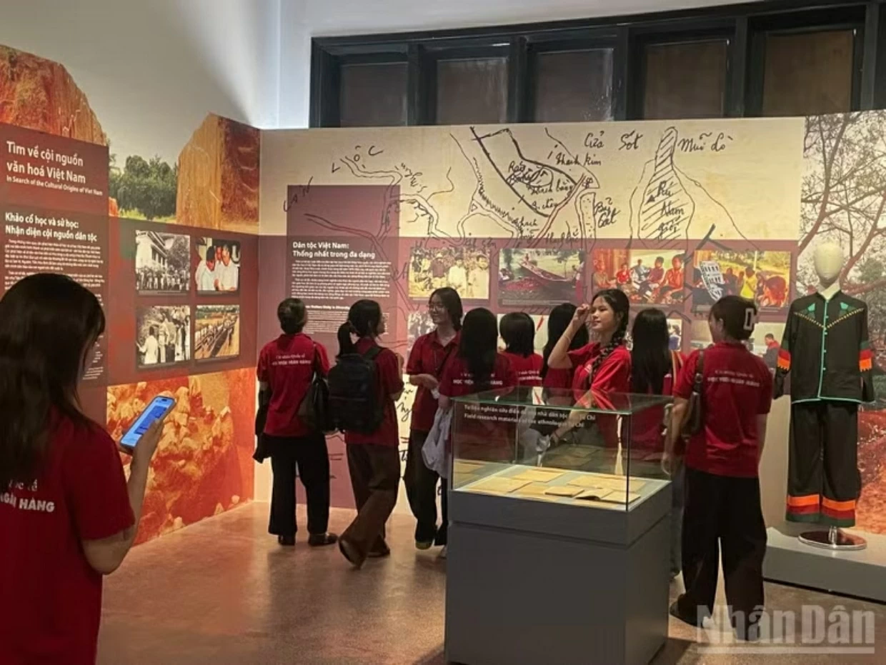 Khai mạc trưng bày chuyên đề “Không gian bảo tồn văn hóa và lan tỏa tri thức khoa học xã hội”. (Nguồn: Baonhandan)