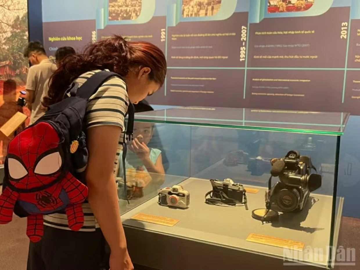 Khách tham quan không gian trưng bày. (Nguồn: Baonhandan)