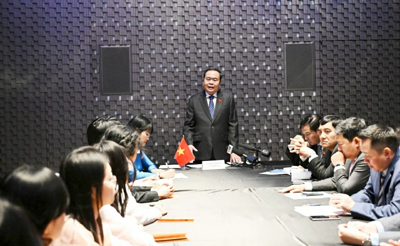 thay mặt lãnh đạo Đảng, Nhà nước, Chủ tịch Quốc hội Trần Thanh Mẫn gửi tới các sinh viên và lưu học sinh tiêu biểu của Việt Nam ở Italia lời thăm hỏi chân thành và những tình cảm tốt đẹp nhất từ Tổ quốc. (Nguồn: TTXVN)