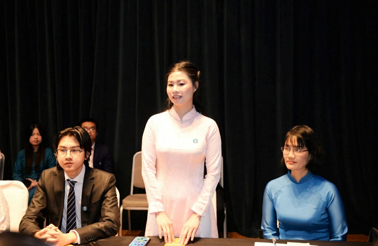 Đại diện sinh viên và các lưu học sinh tiêu biểu của Việt Nam ở Italia phát biểu. (Nguồn: TTXVN)