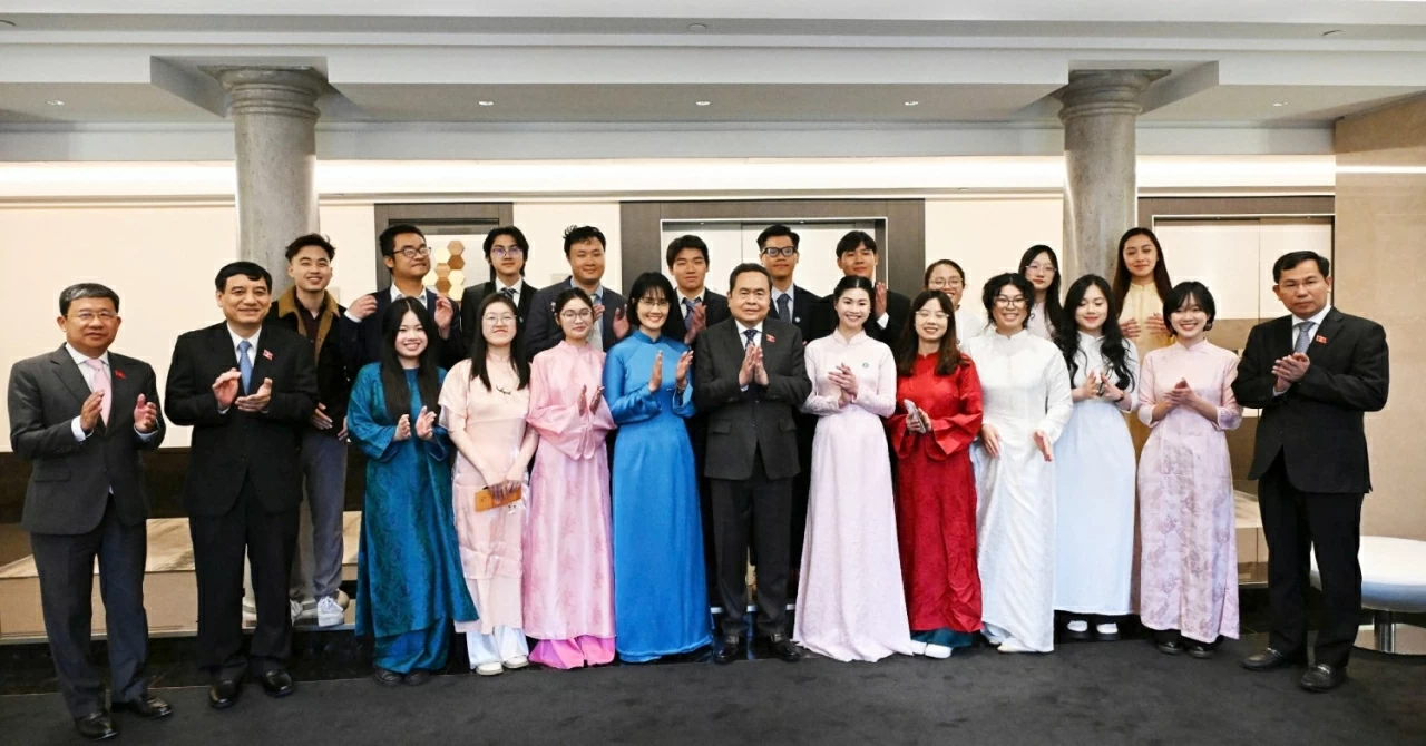 Chủ tịch Quốc hội Trần Thanh Mẫn với sinh viên và các lưu học sinh tiêu biểu của Việt Nam ở Italia