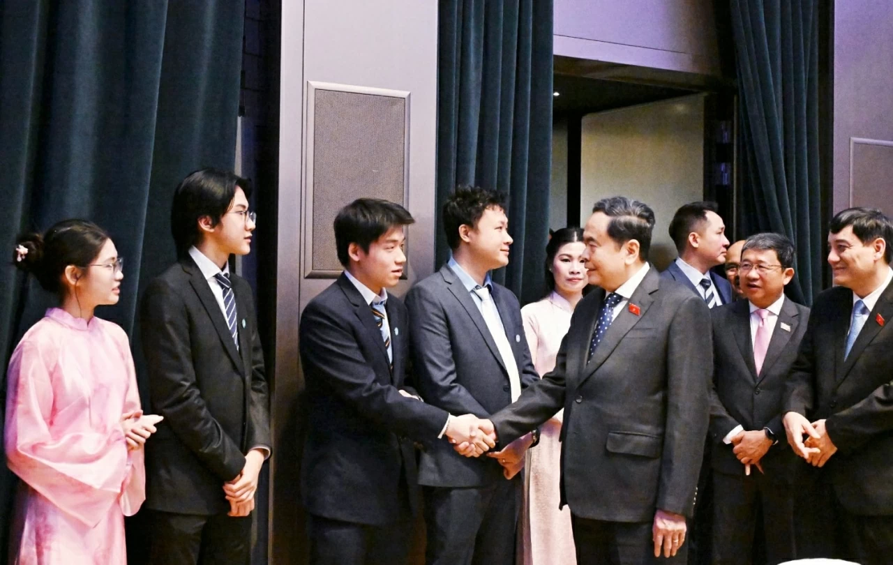 Chủ tịch Quốc hội Trần Thanh Mẫn gặp mặt sinh viên và các lưu học sinh tiêu biểu của Việt Nam ở Italia. (Nguồn: TTXVN)