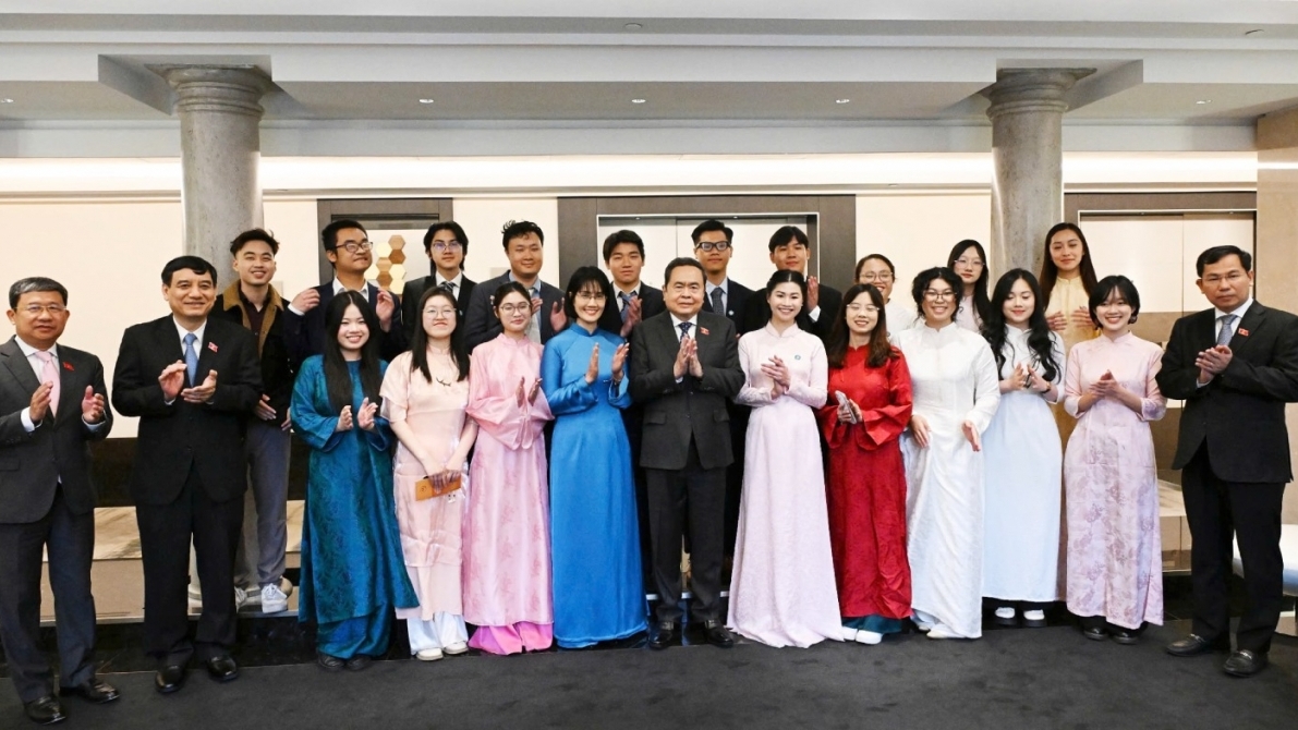 Chủ tịch Quốc hội Trần Thanh Mẫn làm việc với sinh viên, lưu học sinh Việt Nam tại Italy