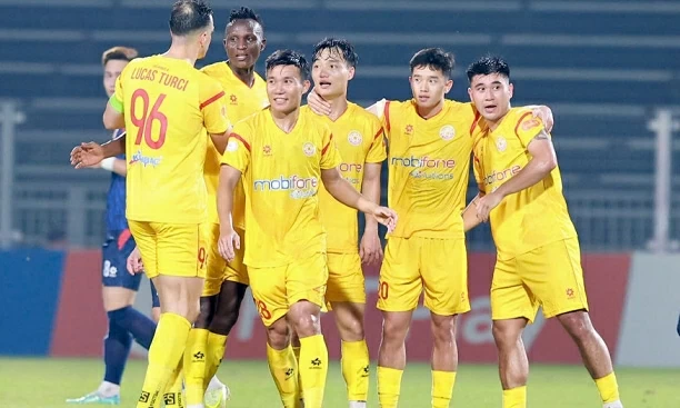 Đình Bắc ghi bàn, CAHN vẫn bị đội cuối bảng chia điểm Đình Bắc ghi bàn, CAHN vẫn bị đội cuối bảng chia điểm