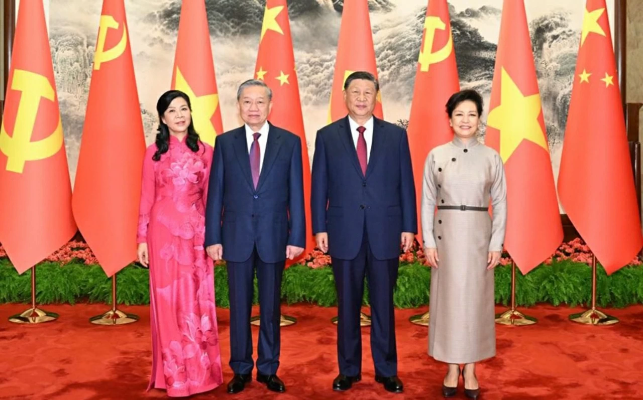 Tổng Bí thư, Chủ tịch nước Tô Lâm cùng Phu nhân Ngô Phương Ly chụp ảnh chung với Tổng Bí thư, Chủ tịch nước Trung Quốc Tập Cận Bình cùng Phu nhân Bành Lệ Viên, ngày 19/8/2024 ở Bắc Kinh. (Nguồn: TTXVN)