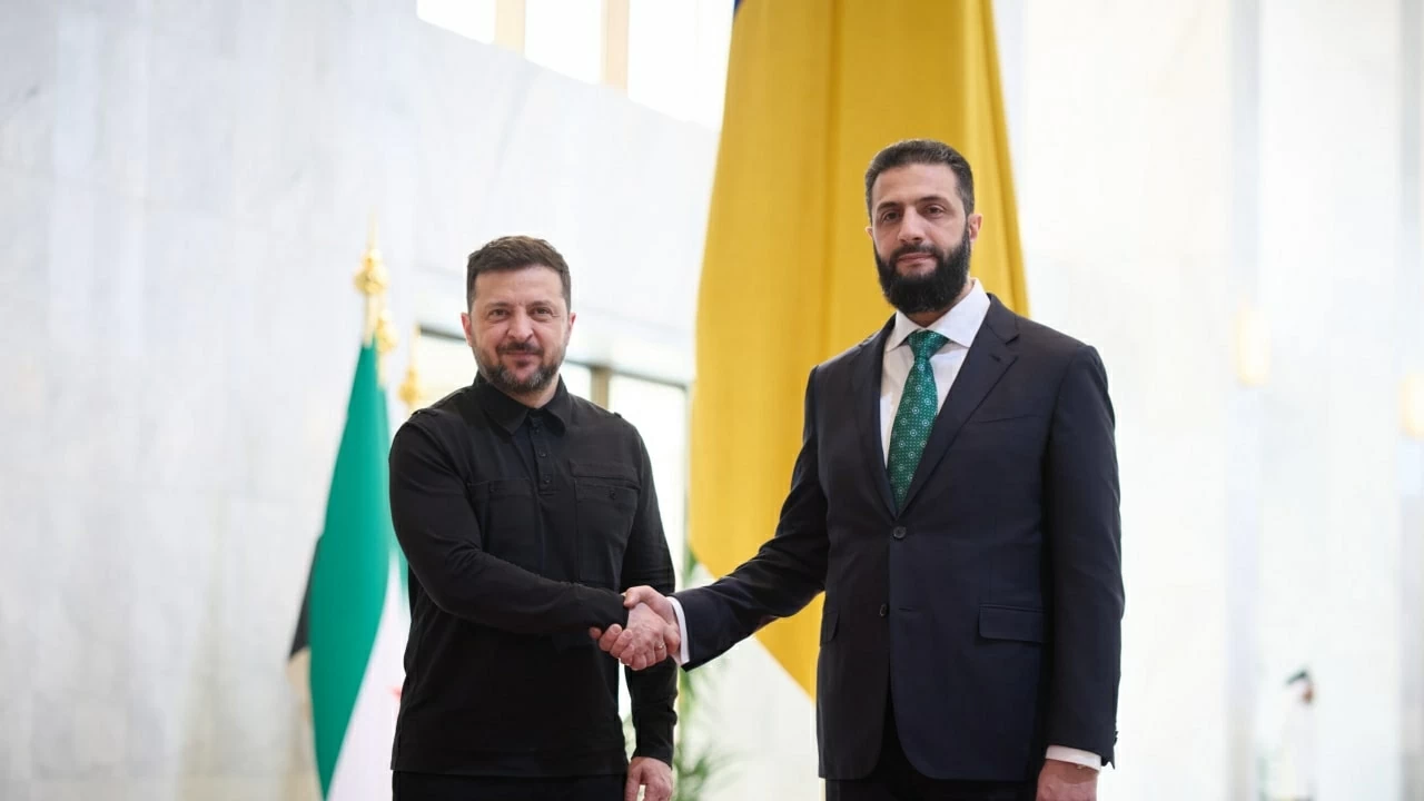 Tổng thống Ukraine Volodymyr Zelensky (bên trái) và Tổng thống Syria Ahmed al-Sharaa trong cuộc gặp ngày 5/4. (Nguồn: The Jerusalem Post)