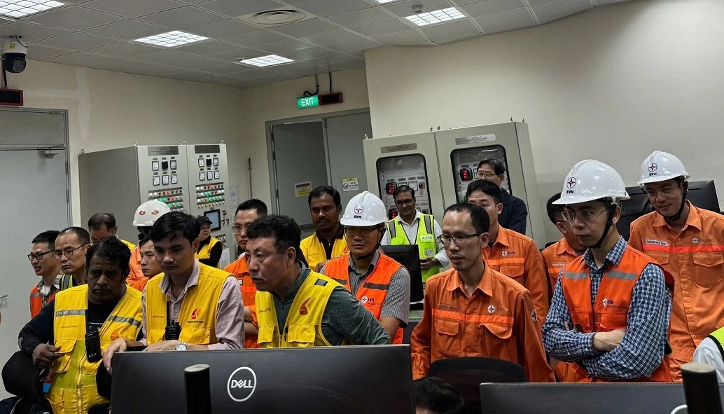 Cán bộ, kỹ sư các đơn vị tham gia dự án tập trung theo dõi tổ máy 1 Nhà máy Nhiệt điện Quảng Trạch I hòa lưới lần đầu. (Nguồn: EVN)