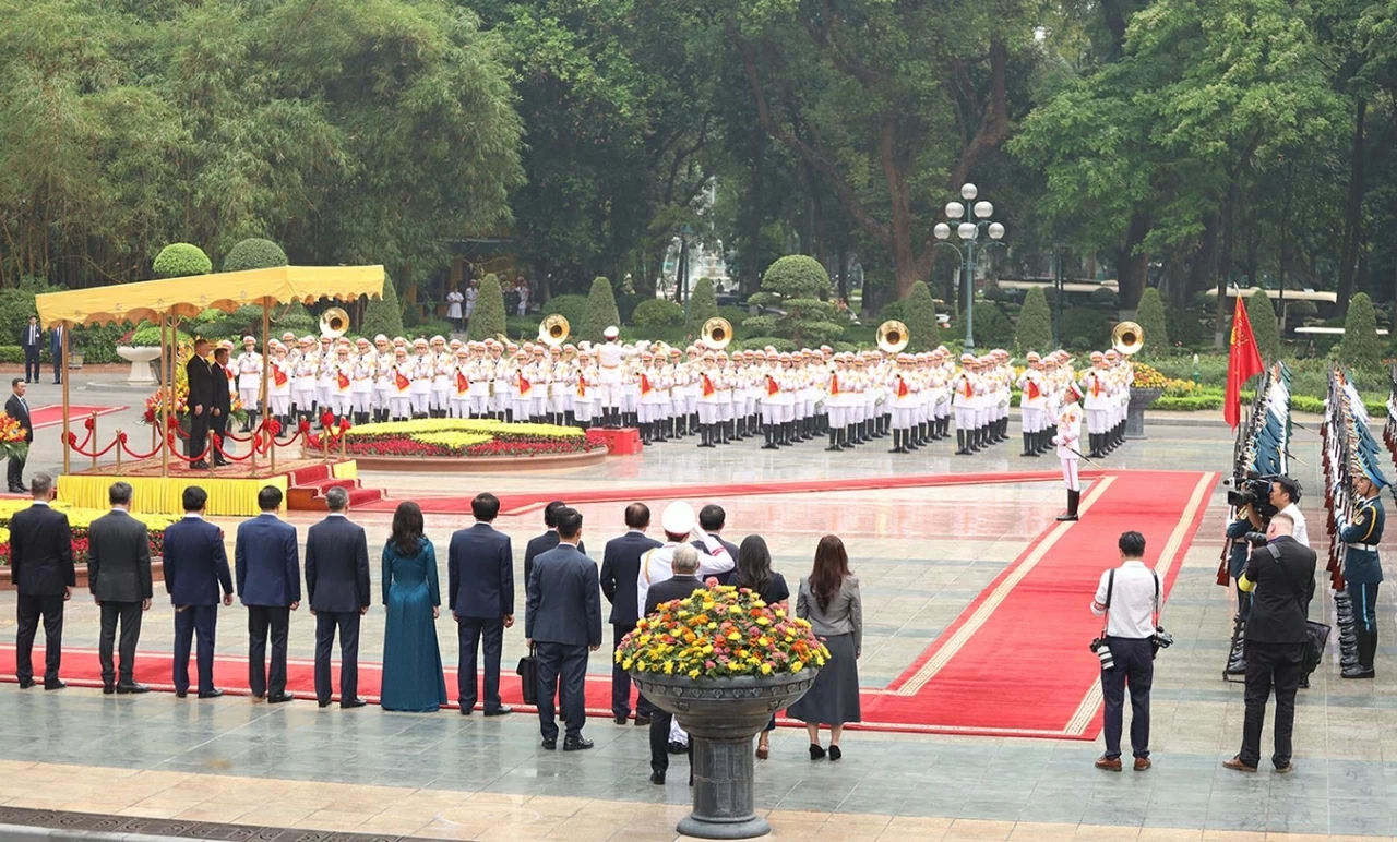 Thủ tướng Chính phủ Lê Minh Hưng và Thủ tướng Slovakia Robert Fico tiến lên bục danh dự, Quốc thiều hai nước được cử lên. (Ảnh: Thành Long)