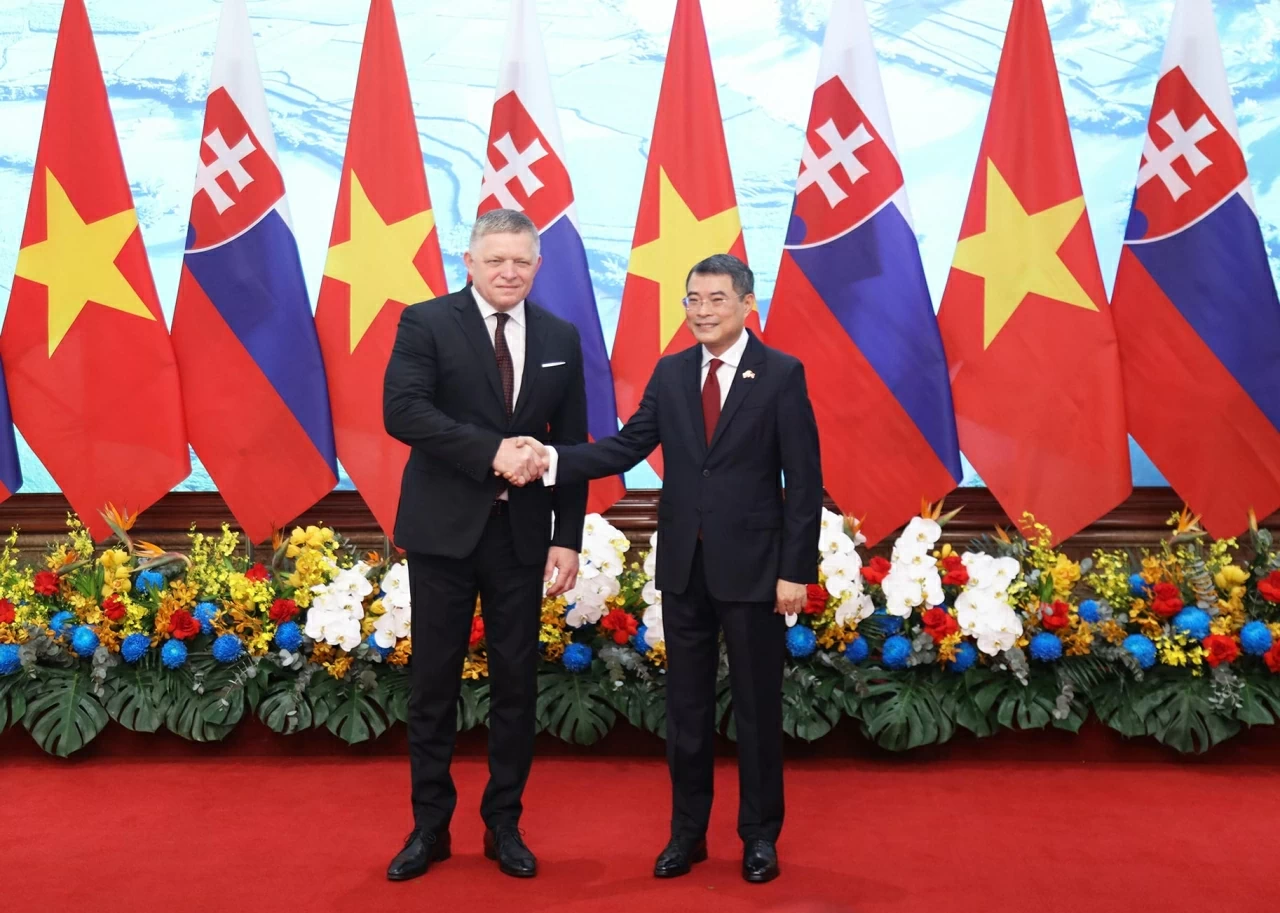 Thủ tướng Chính phủ Lê Minh Hưng và Thủ tướng Slovakia Robert Fico chụp ảnh chung trước khi tiến vào Hội đàm. (Ảnh: Thành Long)