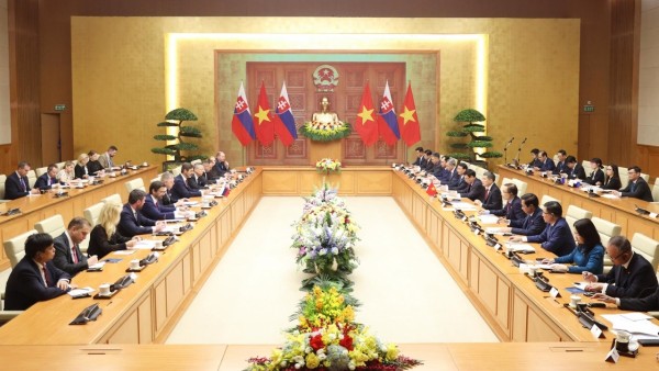 Vietnam, Slovakia Prime Ministers hold talks, discuss measures to advance bilateral relations