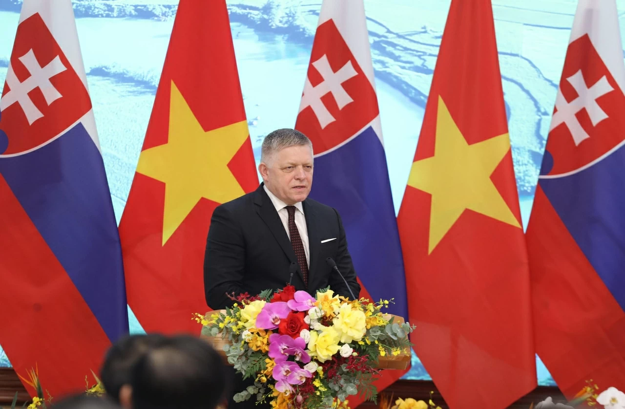 Thủ tướng Slovakia Robert Fico phát biểu tại cuộc gặp gỡ báo chí hai nước. (Ảnh: Thành Long) Thủ tướng Slovakia Robert Fico phát biểu tại cuộc gặp gỡ báo chí hai nước. (Ảnh: Thành Long)