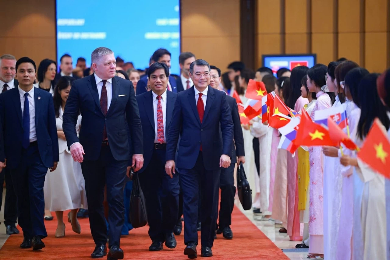 Thủ tướng Lê Minh Hưng và Thủ tướng Slovakia Robert Fico tại cuộc gặp gỡ báo chí hai nước. Thủ tướng Lê Minh Hưng và Thủ tướng Slovakia Robert Fico tại cuộc gặp gỡ báo chí hai nước.