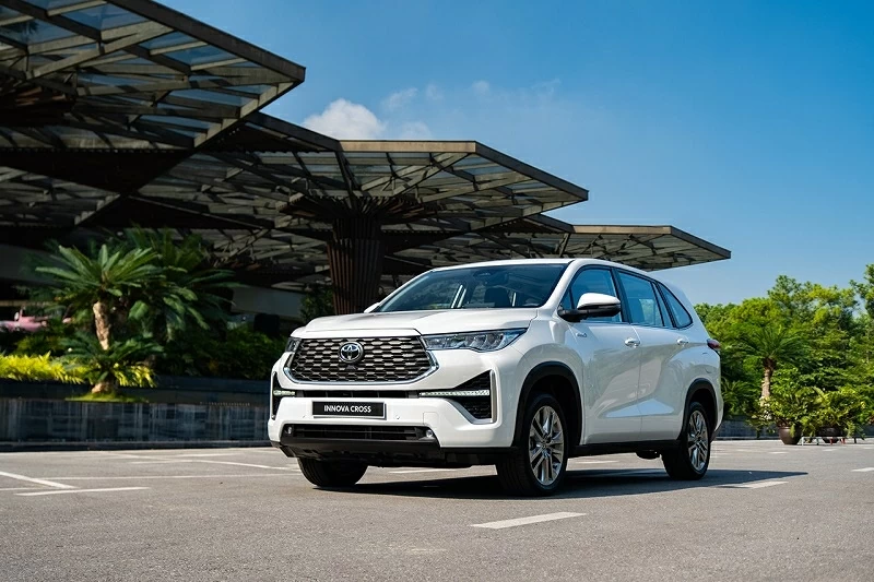 Top 5 mẫu xe hybrid bán chạy nhất tháng 3/2026: Toyota Innova Cross vươn lên dẫn đầu.