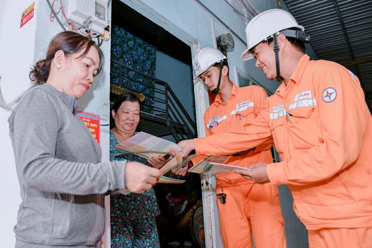 Cán bộ nhân viên EVNSPC tuyên truyền sử dụng điện an toàn, tiết kiệm đến từng hộ gia đình. (Nguồn: EVN) Cán bộ nhân viên EVNSPC tuyên truyền sử dụng điện an toàn, tiết kiệm đến từng hộ gia đình. (Nguồn: EVN)