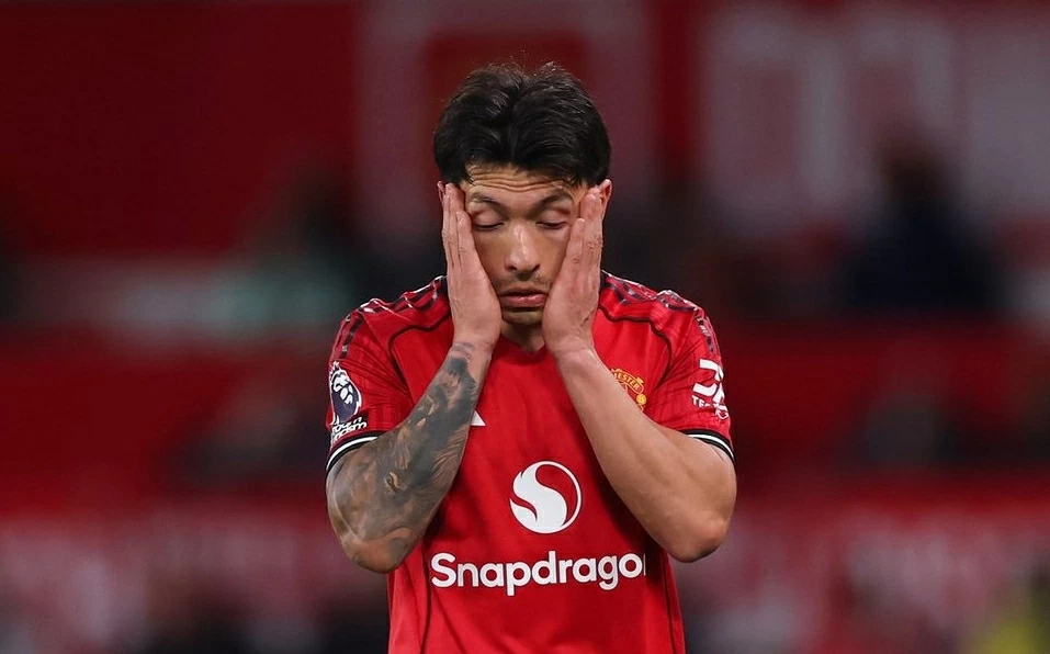 Dính thẻ đỏ gây tranh cãi, Lisandro Martinez lỡ hai trận đại chiến