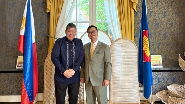 Đại sứ Việt Nam tại Pháp Trịnh Đức Hải chào xã giao Đại sứ Philippines và Đại sứ Indonesia tại Pháp