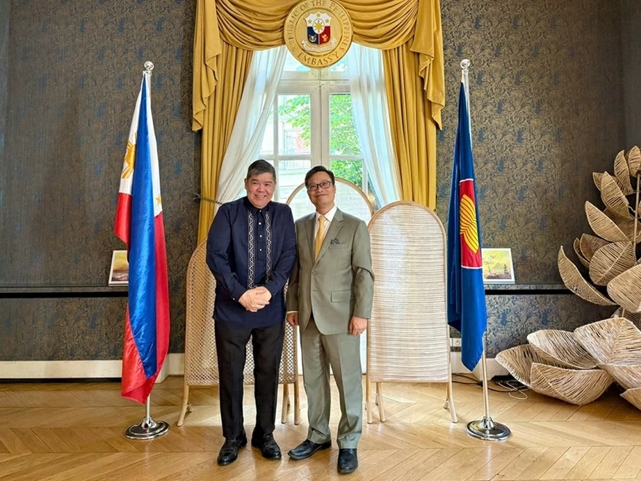 Tin Đại sứ Việt Nam tại Pháp Trịnh Đức Hải chào xã giao Đại sứ Philippines và Đại sứ Indonesia tại Pháp