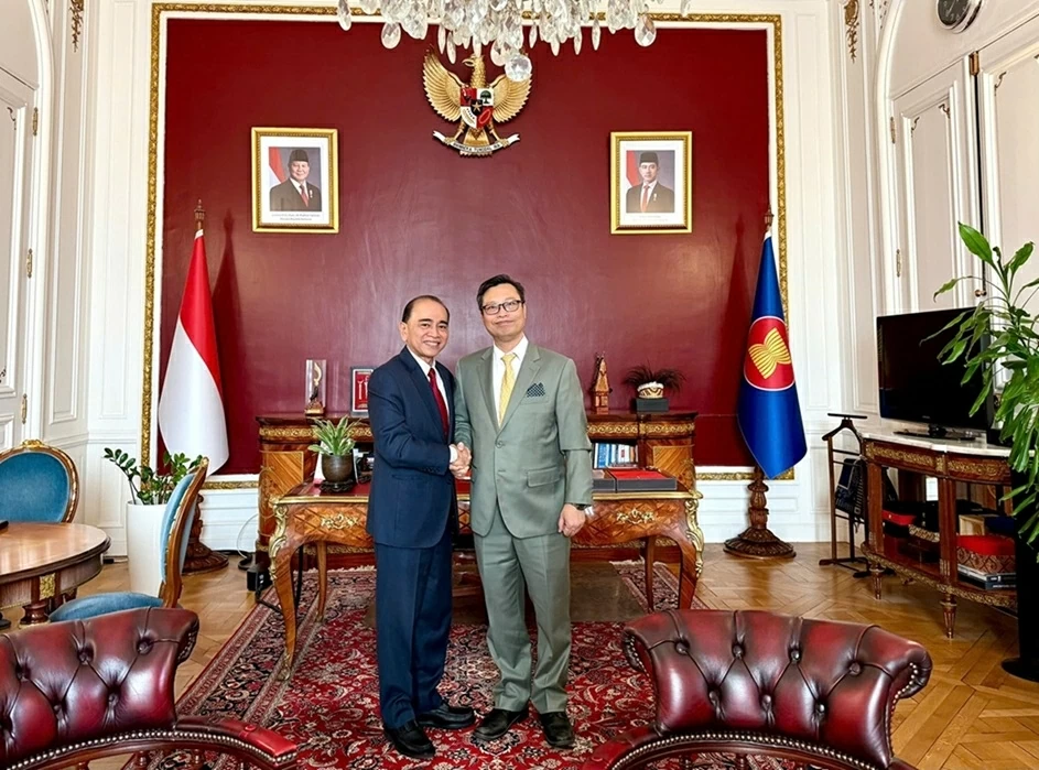 Tin Đại sứ Việt Nam tại Pháp Trịnh Đức Hải chào xã giao Đại sứ Philippines và Đại sứ Indonesia tại Pháp