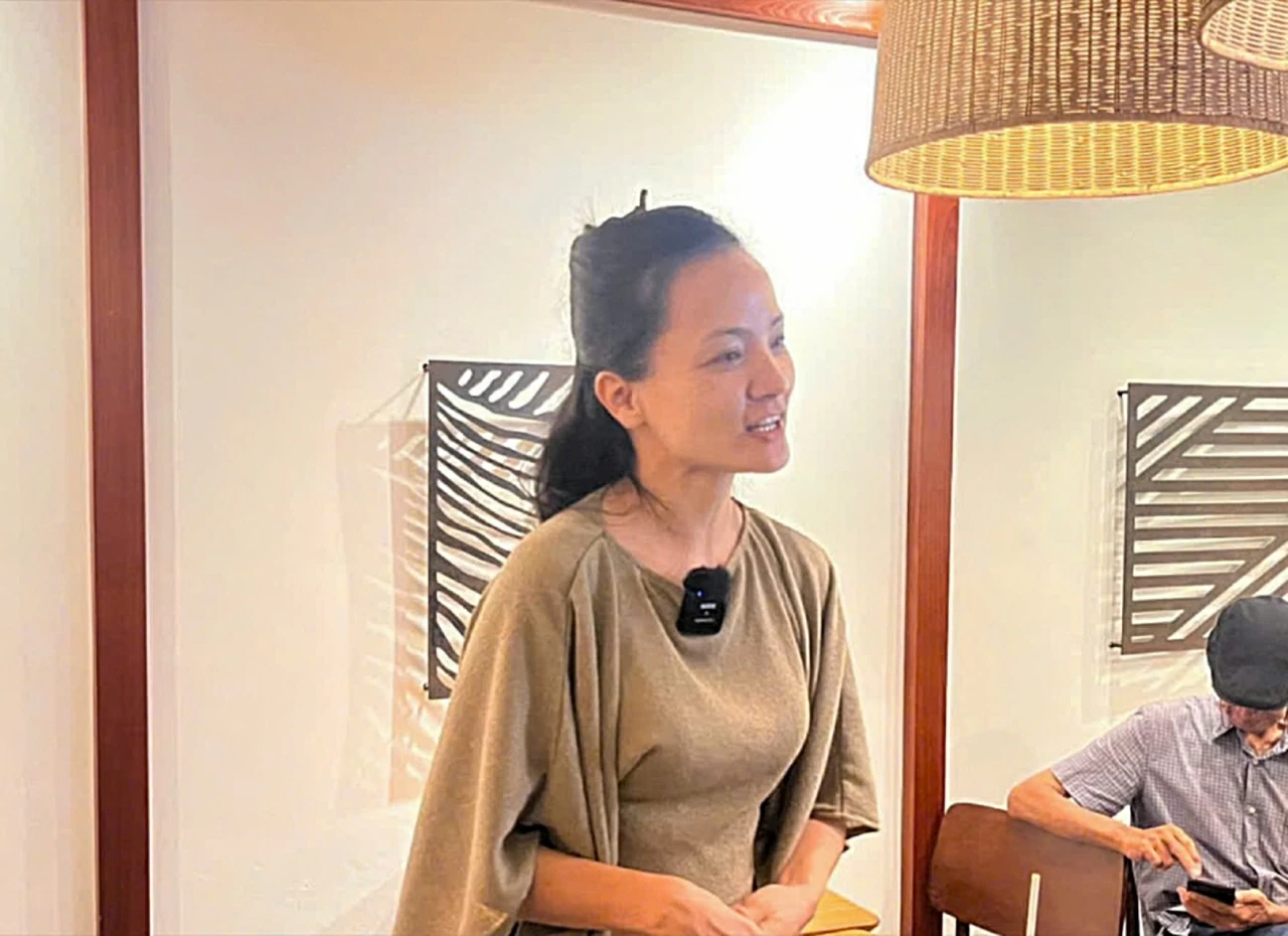 Chị Quỳnh Anh chia sẻ sự vui mừng vì đã tìm được môi trường giao lưu ngoại ngữ lành mạnh cho gia đình của mình. (Ảnh: Đoàn Ngân)