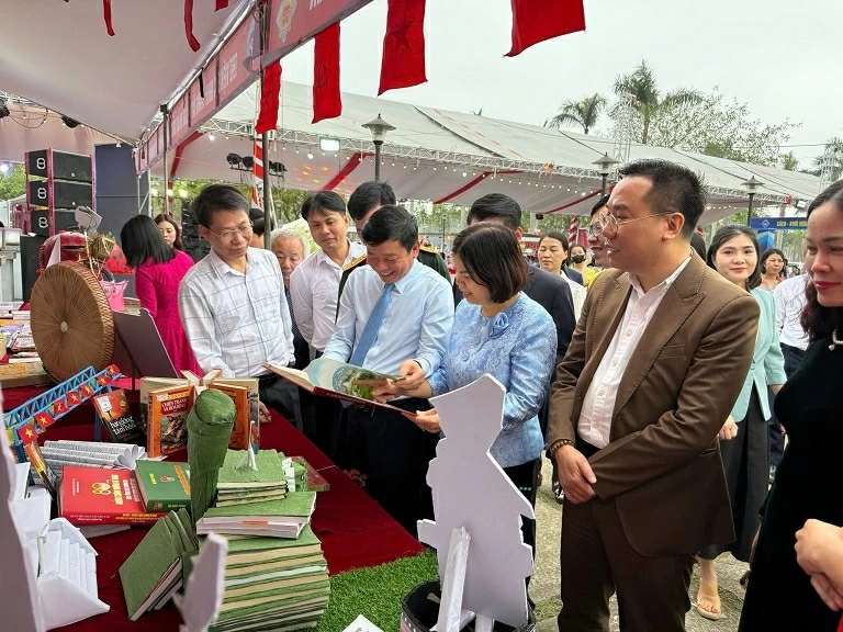 Lan tỏa văn hóa đọc - Gìn giữ bản sắc Kinh Bắc, phát triển con người Bắc Ninh Lan tỏa văn hóa đọc - Gìn giữ bản sắc Kinh Bắc, phát triển con người Bắc Ninh