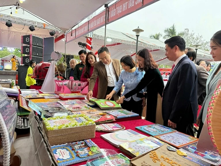 Lan tỏa văn hóa đọc - Gìn giữ bản sắc Kinh Bắc, phát triển con người Bắc Ninh Lan tỏa văn hóa đọc - Gìn giữ bản sắc Kinh Bắc, phát triển con người Bắc Ninh
