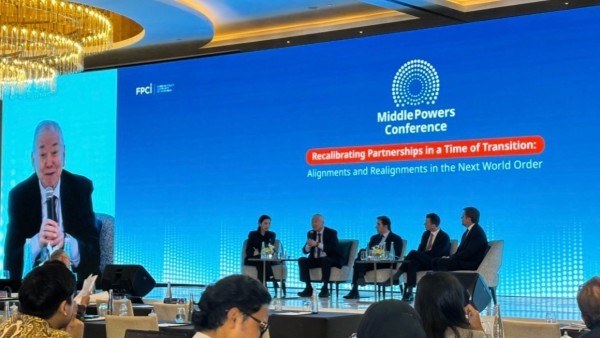 Giữa thế giới đầy biến động, các nước tầm trung được ‘khuyên’ liên kết để tự bảo vệ