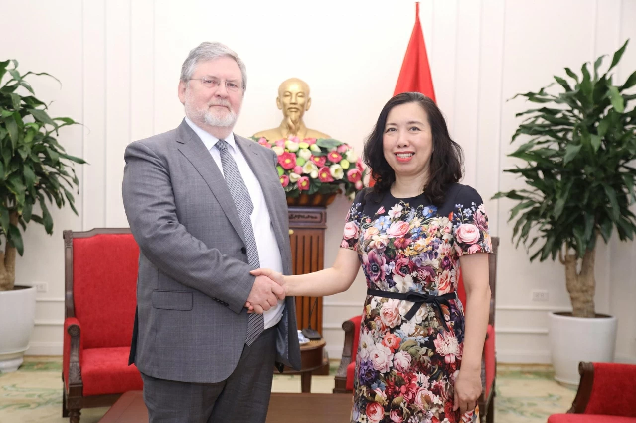 Thứ trưởng Lê Thị Thu Hằng tiếp Vụ trưởng Vụ Quan hệ với các chủ thể Liên bang, với Quốc hội và các liên kết xã hội Kapyrin Igor Nikolaevich. (Ảnh: Thành Long)