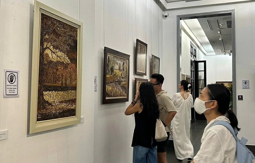 Không gian nghệ thuật độc đáo của triển lãm mang tên 'Cuộc chơi với lá'