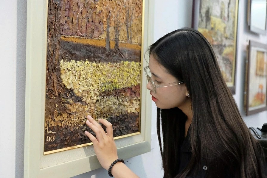 Không gian nghệ thuật độc đáo của triển lãm mang tên 'Cuộc chơi với lá'