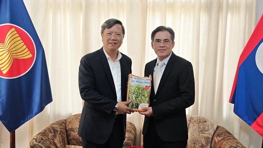 Đoàn Đại sứ quán Việt Nam tại Cuba chúc mừng Tết cổ truyền Bunpimay của Lào