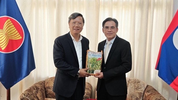 Đoàn Đại sứ quán Việt Nam tại Cuba chúc mừng Tết cổ truyền Bunpimay của Lào