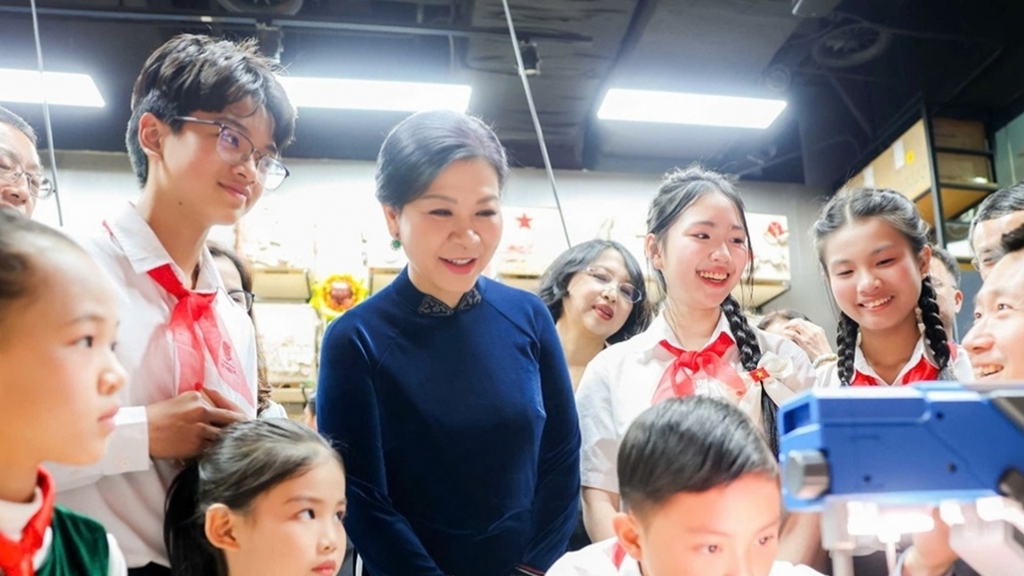 Phu nhân Tổng Bí thư, Chủ tịch nước Tô Lâm thăm Trung tâm Giao lưu khoa học văn hóa thanh thiếu niên Tống Khánh Linh