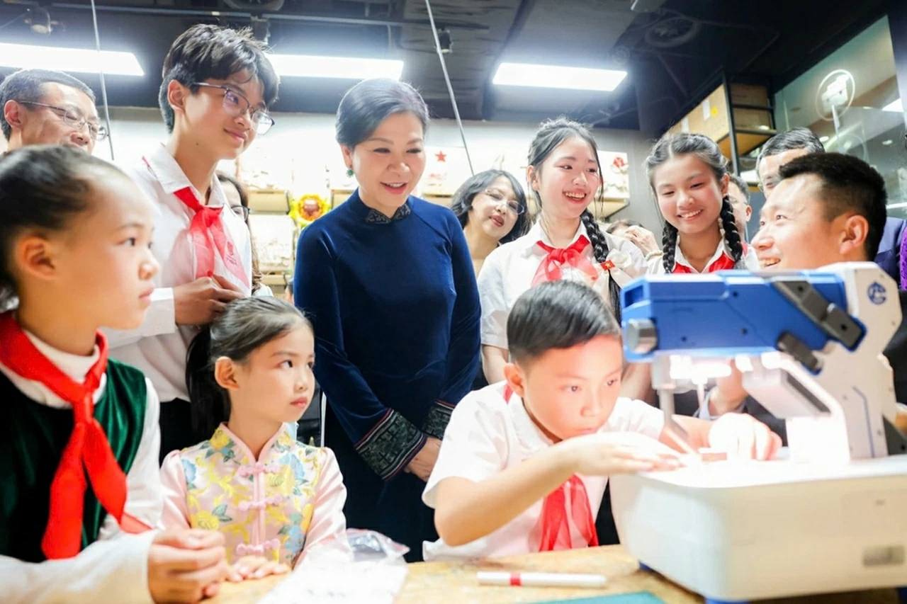Phu nhân Tổng Bí thư, Chủ tịch nước Tô Lâm thăm Trung tâm giao lưu khoa học văn hóa thanh thiếu niên Tống Khánh Linh Phu nhân Tổng Bí thư, Chủ tịch nước Tô Lâm thăm Trung tâm giao lưu khoa học văn hóa thanh thiếu niên Tống Khánh Linh