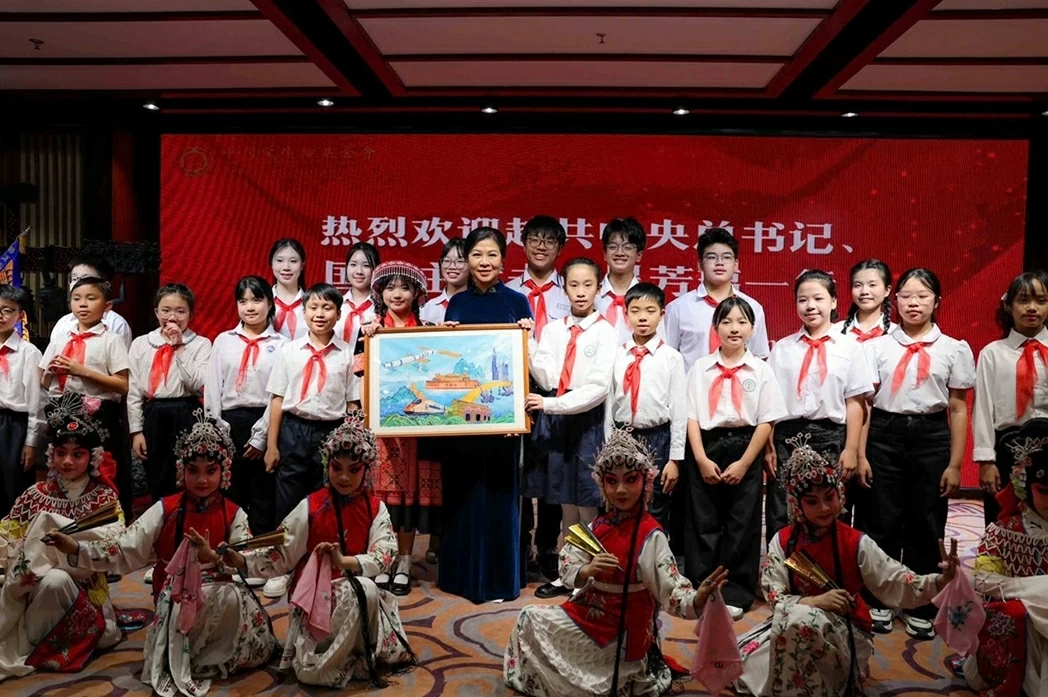 Phu nhân Tổng Bí thư, Chủ tịch nước Tô Lâm thăm Trung tâm giao lưu khoa học văn hóa thanh thiếu niên Tống Khánh Linh Phu nhân Tổng Bí thư, Chủ tịch nước Tô Lâm thăm Trung tâm giao lưu khoa học văn hóa thanh thiếu niên Tống Khánh Linh