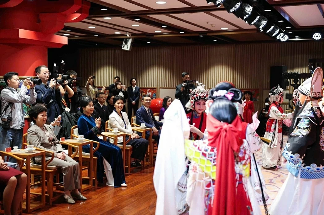 Phu nhân Tổng Bí thư, Chủ tịch nước Tô Lâm thăm Trung tâm giao lưu khoa học văn hóa thanh thiếu niên Tống Khánh Linh