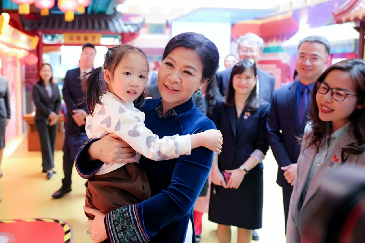 Phu nhân Tổng Bí thư, Chủ tịch nước Tô Lâm thăm Trung tâm giao lưu khoa học văn hóa thanh thiếu niên Tống Khánh Linh