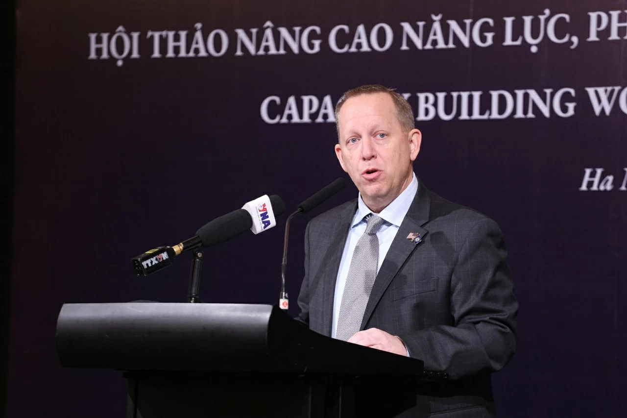 Đại biện Đại sứ quán Hoa Kỳ tại Hà Nội John W. McIntyre phát biểu tại Hội nghị. (Ảnh: Thành Long)