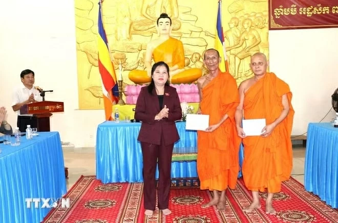 Vĩnh Long: Sôi nổi các hoạt động chăm lo Tết Chol Chnam Thmay cho đồng bào Khmer Vĩnh Long: Sôi nổi các hoạt động chăm lo Tết Chol Chnam Thmay cho đồng bào Khmer